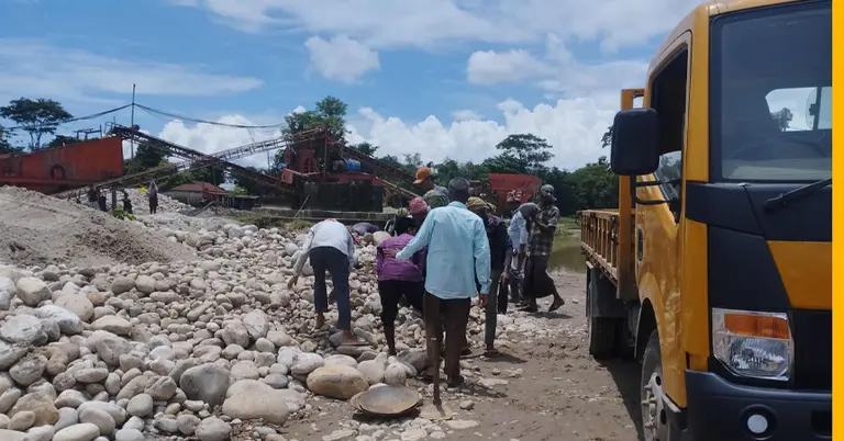 সিলেট থেকে উদ্ধার লুট হওয়া সাদা পাথর
